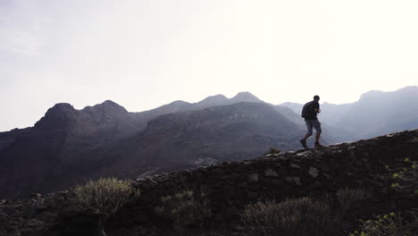 Excursionista-Desafiando-Los-Escarpados-Alpes-De-La-Isla-De-Tenerife-España