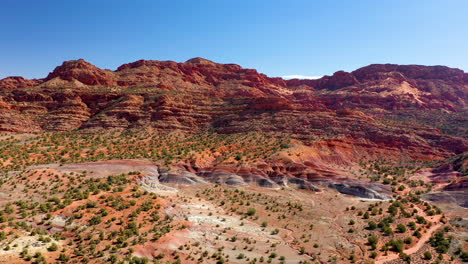 Rotierende-Schwenkluftaufnahme-Der-Erstaunlichen-Felsen-Und-Der-Landschaft-Der-Zinnoberroten-Klippen-Im-Nördlichen-Arizona-Und-Im-Südlichen-Utah