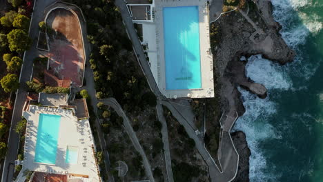 Luxus-Hotel-Pools-Direkt-Am-Meer-Auf-Castellammare-Del-Golfo-In-Palermo,-Insel-Sizilien,-Italien
