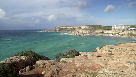 Hermoso-Mar-Mediterráneo-De-Color-Turquesa-En-La-Bahía-De-Gajn-Tuffieha-Durante-El-Invierno-En-Malta
