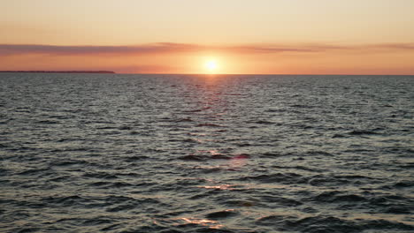 Heller-Bunter-Sonnenuntergang-über-Dem-Meereshorizont-Mit-Wolken,-4k-Zeitlupe