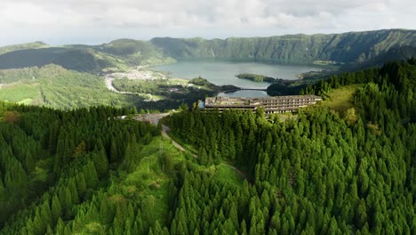 Luftiges-Push-in-Monte-Palace-Hotel-Mit-Lagune-Der-Sieben-Städte-Im-Hintergrund-Azoren