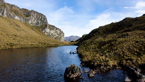 Natürliche-Schönheit-Im-Los-Nevados-Nationalpark,-Während-Die-Drohne-über-Den-See-Fliegt