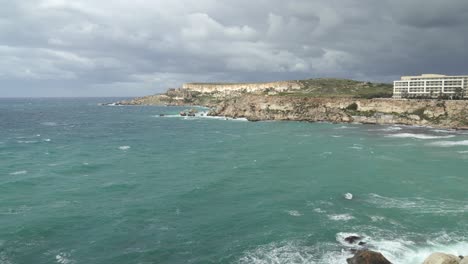 Embravecido-Color-Turquesa-Del-Mar-Mediterráneo-En-La-Bahía-De-Gajn-Tuffieha-Durante-El-Invierno-En-Malta