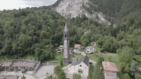 Video-Mit-Drohne-Von-Orbitalflugzeug-Und-Spirale-Auf-Dem-Turm-Mit-Uhr-Der-Kirche-Der-Pûstaler-In-Italien
