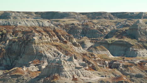 Bandlands-and-Hoodoos-in-a-desert-dry-climate-in-Alberta,-Canada-during-overcast-day