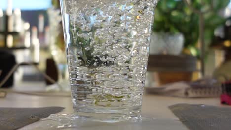 Zwei-Gläser-Wasser-In-Zeitlupe