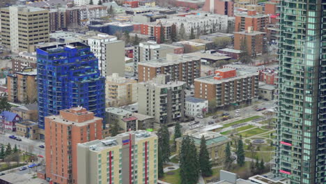 Vista-De-Edificios-En-Una-Ciudad-Pequeña,-Calgary,-Alberta