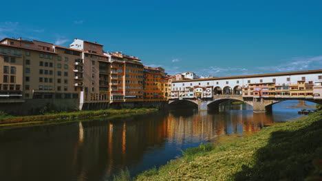 Ponte-Vecchio,-Old-Bridge,-medieval-arch-bridge-over-the-Arno-River,-Florence,-Italy