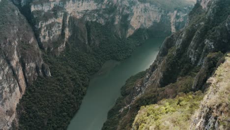 Aerial-Tilt-up-Revealed-Mountainscape-Of-Sumidero-Canyon-In-Southern-Mexico