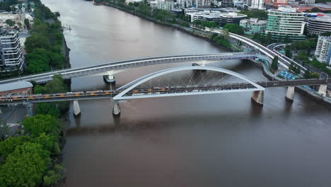 Drone-Cinematográfico-Sobre-El-Puente-De-Brisbane---Tren
