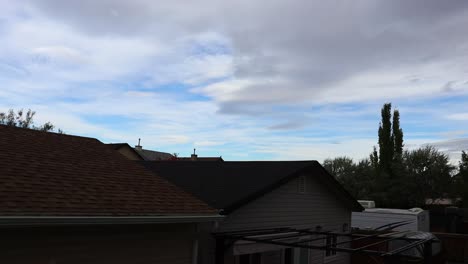 Lapso-De-Tiempo-De-Formación-De-Nubes-En-Calgary-Alberta-En-Un-Día-Tranquilo