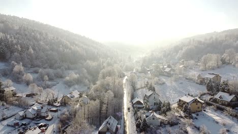 Atemberaubende-Winterlandschaft,-Gefrorener-Fluss,-Frostige-Bäume-Und-Luftaufnahme-Der-Morgensonne