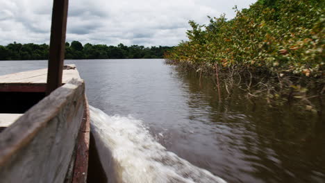 Holzboot,-Das-An-Einem-Sonnigen-Tag-Den-Amazonas-Hinunterfährt