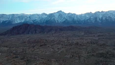 Toma-De-Drones-De-Montañas-Nevadas-En-El-Parque-Estatal-Snow-Canyon,-Utah