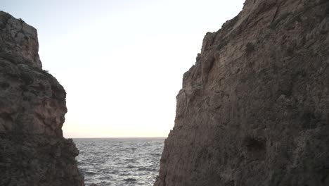 Colinas-Muy-Empinadas-Y-Rocosas-En-La-Costa-De-Malta-Durante-El-Invierno-Cerca-Del-Mar-Mediterráneo