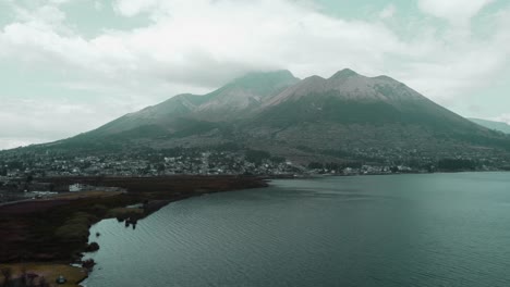 Antenne-Fliegt-über-Den-See-San-Pablo-Mit-Blick-Auf-Den-Vulkan-Imbabura-Im-Hintergrund