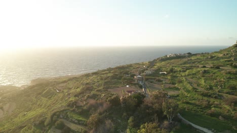 Luftaufnahme:-Enthüllen-Sie-Im-Winter-Eine-Aufnahme-Des-Mittelmeers-Und-Des-Grünen-Hügels-In-Der-Nähe-Der-Küste-Von-Malta