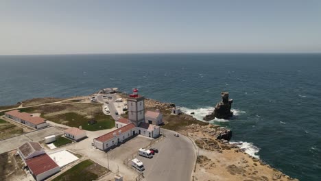 Aerial-ascending-view-Cabo-Carvoeiro-lighthouse,-Atlantic-ocean-Horizon,-Peniche