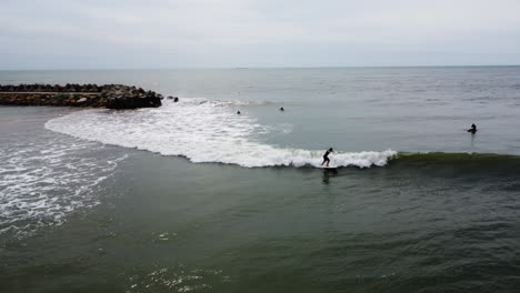 Surfeando-Una-Ola-Lenta-En-El-Sur-De-Vietnam-Cerca-De-La-Playa-Sea-Links