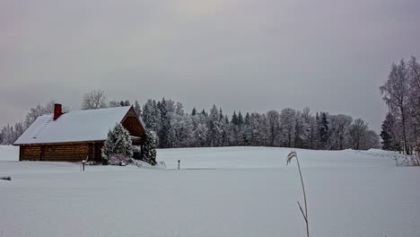 Zeitraffer-Eines-Isolierten-Winterholzhauses-In-Verschneiter-Landschaft-Mit-Fallendem-Schnee