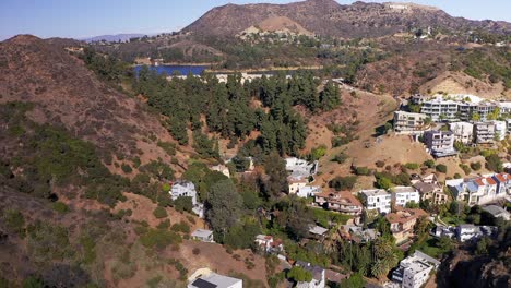 Aerial-reverse-pull-back-shot-above-the-Hollywood-Hills-with-Lake-Hollywood-in-the-background