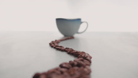 Frisch-Geröstete-Kaffeebohnen-Auf-Der-Oberfläche-Der-Kaffeetasse