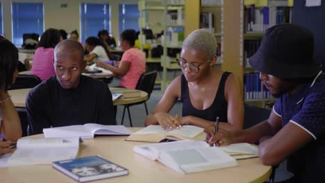 Gruppe-Junger-Afrikanischer-Universitätsstudenten,-Die-In-Einer-Bibliothek-Studieren