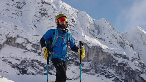 Bärtiger-Skifahrer-Mit-Schneebrille-Lächelt-Vor-Schneeberg