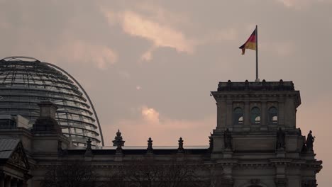 Nubes-En-Movimiento-Sobre-El-Edificio-Del-Reichstag-Alemán-En-El-Distrito-Gubernamental
