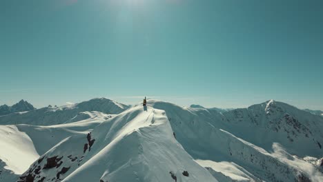 Freerider-Steht-Mit-Den-Skiern-Am-Rucksack-Auf-Einem-Gipfel