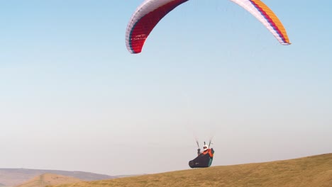 Paraglider-Slow-Motion-Gaining-Lift-After-Take-Off,-Peak-District,-UK