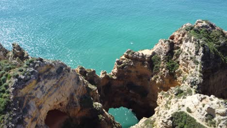 Unglaubliche-Luftaufnahme-Von-Felsformationen-An-Der-Küste-Mit-Höhlen,-Ponta-Da-Piedade,-Portugal