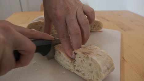 Hände-Schneiden-Typisches-Brot-Aus-Madeira-Namens-Bolo-Do-Caco