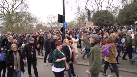 Grandes-Multitudes-Marchando-Con-Carteles-En-La-Protesta-Contra-El-Bloqueo-En-Londres,-Reino-Unido