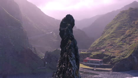 Meereslandschaft-Mit-Gigantischer-Felsformation-An-Der-Küste-Der-Insel-Madeira-Während-Nebliger-Und-Bewölkter-Tage