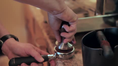 Verwenden-Sie-Einen-Portafilter,-Um-Eine-Tasse-Espressokaffee-Zuzubereiten,-Nahaufnahme-In-Zeitlupe