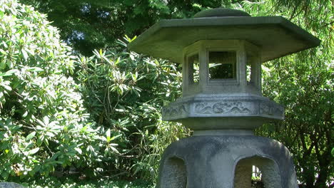 Una-Gran-Linterna-De-Piedra-En-Un-Jardín-Japonés