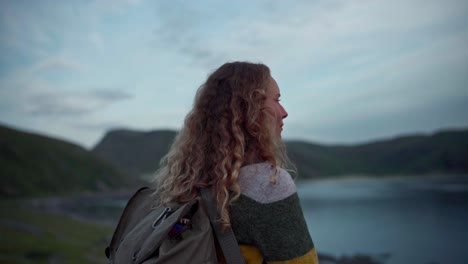 Mujer-Caucásica-Mirando-El-Lago-En-Noruega