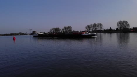 Fliegen-In-Richtung-Scopus-Containerschiff,-Das-Auf-Dem-Ruhigen-Fluss-Der-Alten-Maas-In-Den-Niederlanden-Unterwegs-Ist
