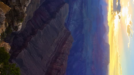 Panorama-Vertical-De-La-Majestuosa-Puesta-De-Sol-En-El-Gran-Cañón,-Arizona