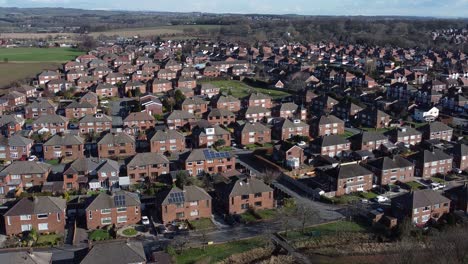 Typisches-Vorstädtisches-Dorf-Wohnviertel-Manchester-Stadthaus-Dächer-Luftaufnahme-Langsam-Links-Dolly