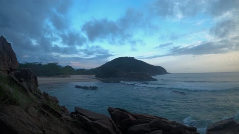 Zeitraffer-Eines-Sonnenuntergangs-An-Einem-Bewölkten-Tag-Am-Strand-Von-Trindade,-Rio-De-Janeiro,-Brasilien