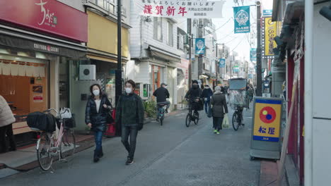 Menschen,-Die-Am-Neujahrstag-Während-Der-Pandemie-Masken-Auf-Den-Straßen-Von-Tokio-Tragen---Mittlere-Aufnahme