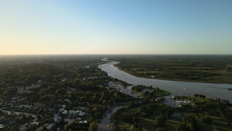 Luftaufnahme-Eines-Flusswegs-Zu-Den-Parana-deltas-In-Buenos-Aires,-Argentinien