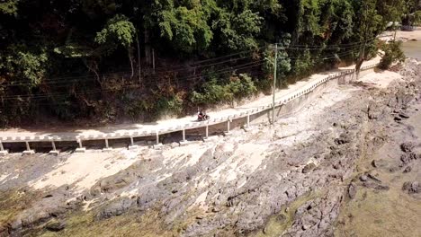 4k-Luftdrohnenansicht-Eines-Paares-Auf-Einer-Motorradreise-Entlang-Des-Strandes-In-El-Nido,-Palawan,-Philippinen