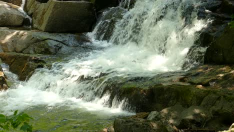 Malerischer-Blick-Auf-Einen-Kleinen-Wasserfall-Mit-Frischem,-Sauberem-Wasser-In-Einem-Wald