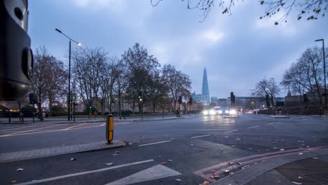 Zeitraffer-Einer-Kreuzung-In-London-Mit-Der-Scherbe-Im-Hintergrund