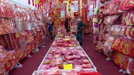 Ein-Geschäft-Verkauft-Dekorative-Ornamente-Während-Der-Vorbereitung-Des-Chinesischen-Neujahrsfestes
