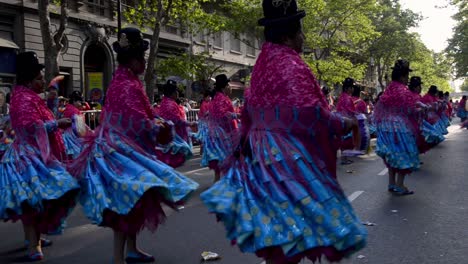 Mittlere-Aufnahme-Bolivianischer-Cholitas-In-Traditionellen-Kostümen,-Die-Während-Einer-Parade-Tanzen
